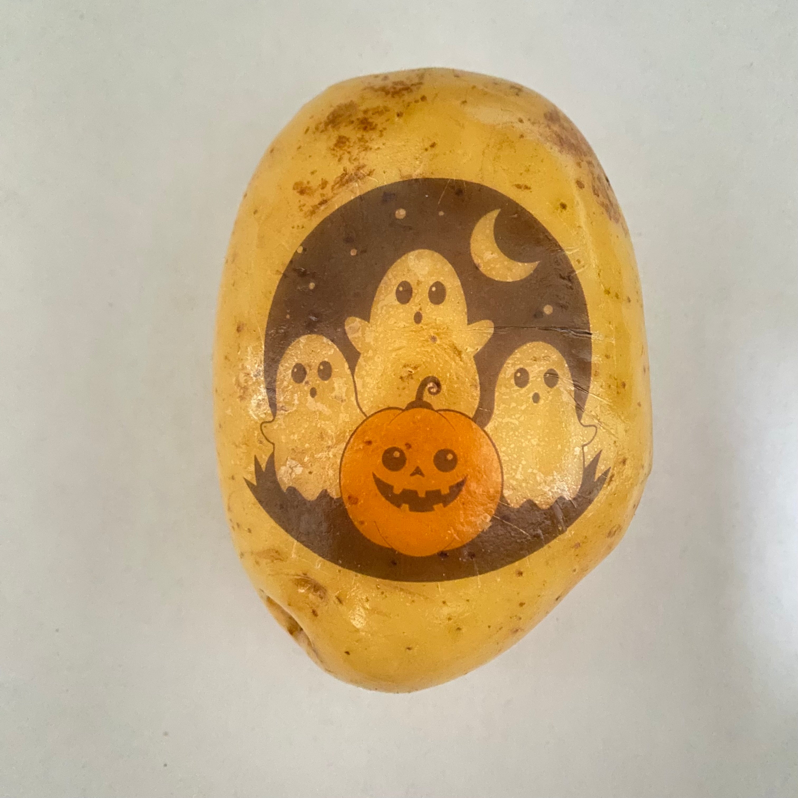 Drei Geister hinter einem Halloweenkürbis