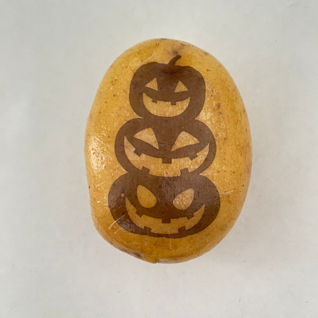 Drei Halloweenkürbisse übereinander gestapelt