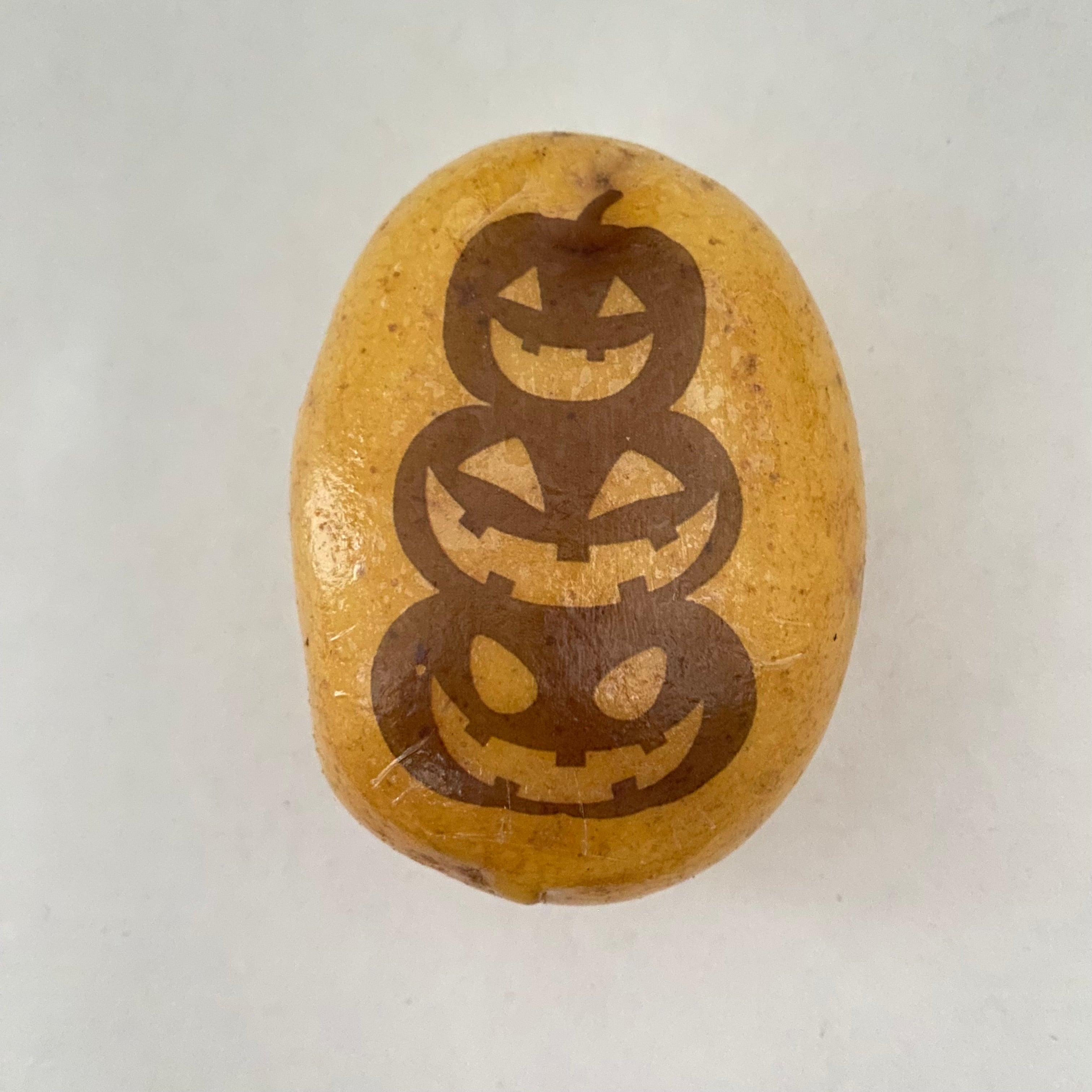 Drei Halloweenkürbisse übereinander gestapelt