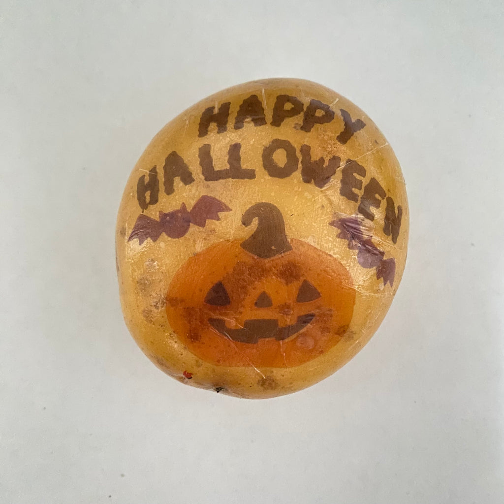 Kartoffel mit dem Aufdruck Happy Halloween und einem Gruselkürbis sowie zwei Fledermäusen