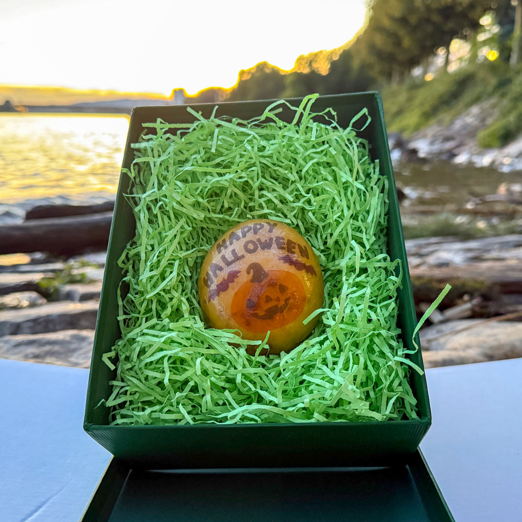 Die mit dem Happy Halloween, Gruselkürbis und Fledermäusen bedruckte Kartoffel in der grünen Geschenkbox